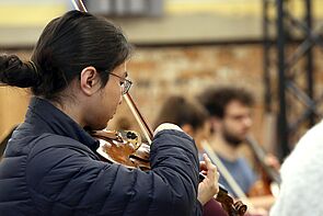 Porträt einer Geigerin des Orchesters.