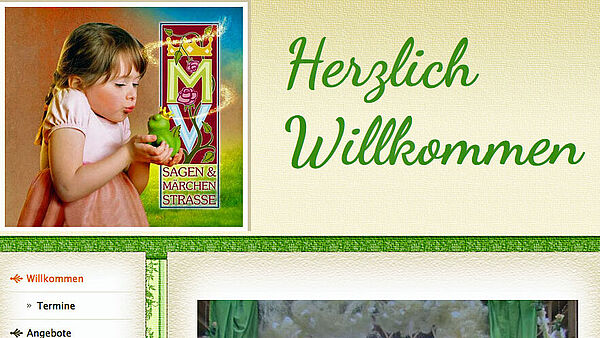 Ein Kind hält einen Frosch in der Hand und pustet.