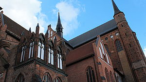 Nahaufnahme einer Außenseite der St.-Georgen-Kirche Wismar. 