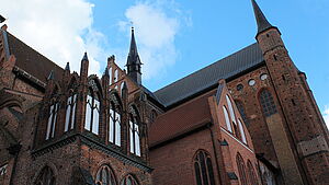 Nahaufnahme einer Außenseite der St.-Georgen-Kirche Wismar. 