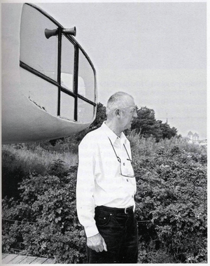 Ulrich Müther steht vor der Seenotrettungsstation in Binz.