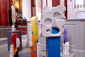 Bunte Stelen in der Kirche.