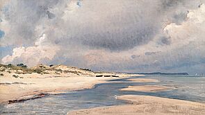Ein Gemälde zeigt einen einsamen Strand mit weißem Sand.