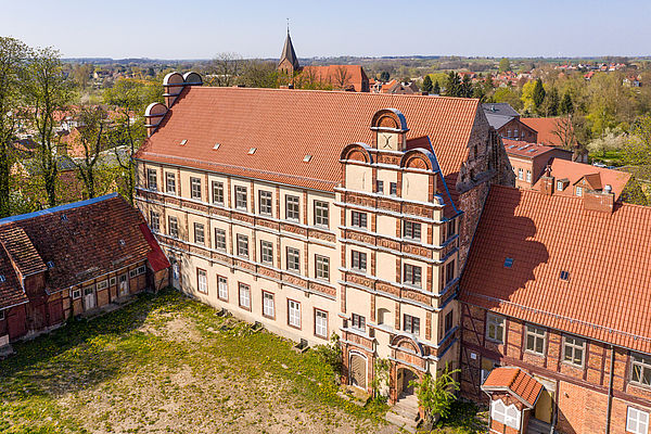 Luftaufnahme des Schlosses.