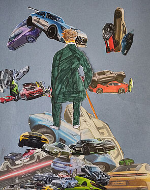 Eine Collage. Viele Fotos von Autos. Sie bilden einen Berg. Auf dem Berg steht ein Mensch.