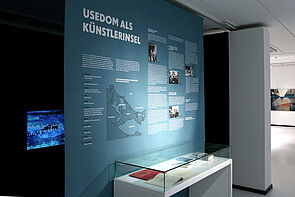 Usedom als Künstlerinsel. Die Infos dazu stehen auf einer Tafel.