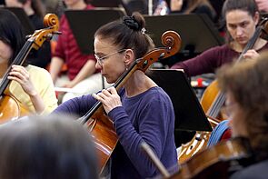 Blick in den Probenraum auf die Musikerinnen und Musiker.