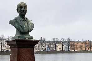 Am Ufer des Pfaffenteichs in Schwerin steht eine Büste von Schliemann.