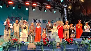 Kostümierte Gäste auf der NDR-Bühne. 