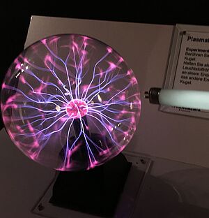 Rosa Linien in einer durchsichtigen Kugel.