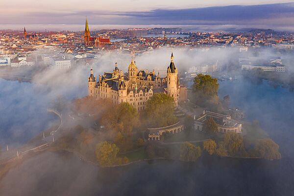 Das Schweriner Schloss aus der Luft fotografiert.
