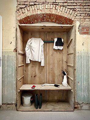 Ein offener Schrank aus Holz.