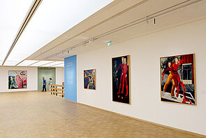 Blick in die Ausstellung. Zwei Personen kommen hinein.