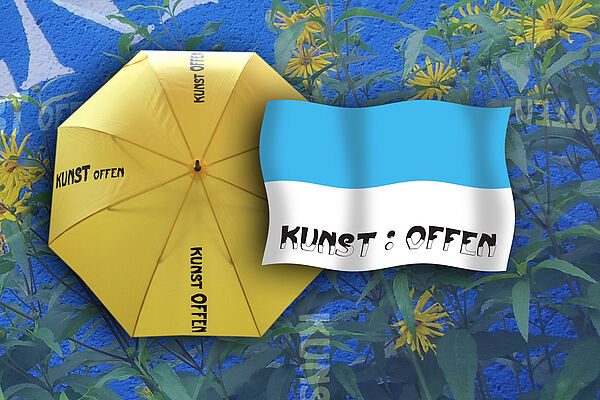 Ein aufgespannter gelber Schirm. Darauf steht: Kunst offen. Daneben eine blau-weiß gestreifte Fahne. im weißen Streifen steht: Kunst offen. 