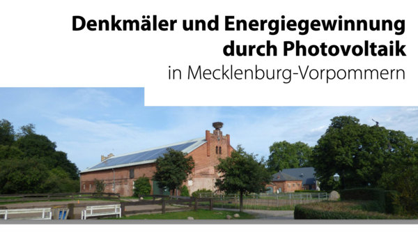 Ein Backsteinbau, umgeben von Bäumen. Auf dem Foto steht "Denkmäler und Energiegewinnung durch Photovoltaik in Mecklenburg-Vorpommern.