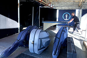 Transport vom Lkw ins Theaterzelt.