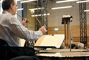 Ein Musiker mit seiner Pauke.