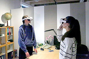 Zwei junge Frauen tragen VR-Brillen.