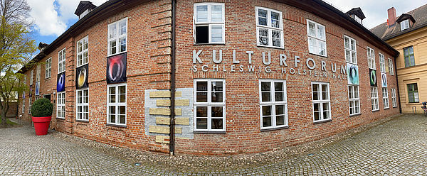 Außenaufnahme vom Schleswig-Holstein-Haus, einem Fachwerkgebäude.
