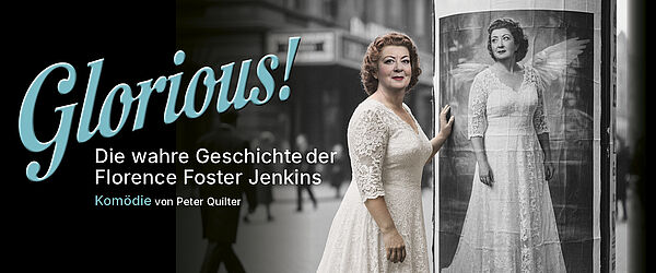 Das Titelmotiv der Komödie. Zu sehen ist die Hauptdarstellerin im weißen Kleid neben einer Litfaßsäule.