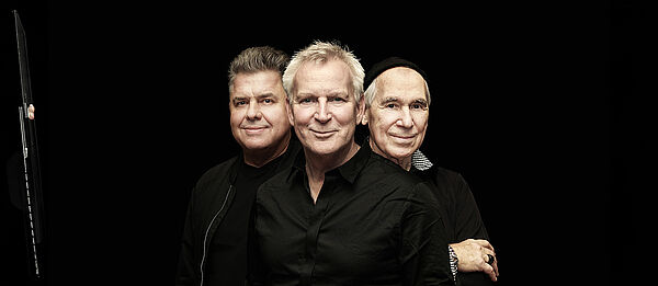 Das Foto zeigt 3 Männer.