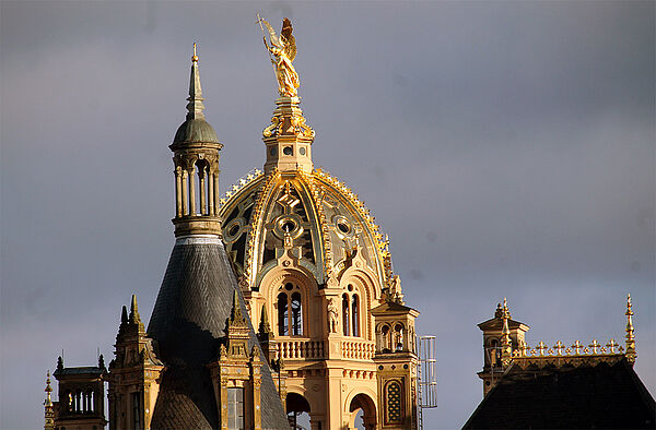 Die goldene Kuppel des Schweriner Schlosses.