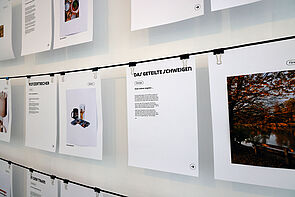 Geschichten hängen an der Wand.