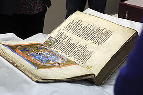 Dieses aufgeschlagene Buch ist sehr alt.