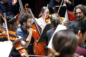 Das Orchester probt im Theaterzelt.