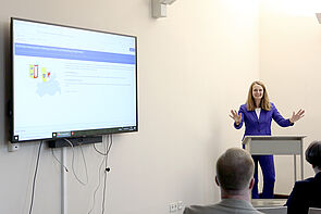 Eine Frau steht am Pult und spricht. Die Frau ist Ministerin Bettina Martin.