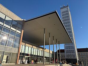 Eine Kongresshalle von außen. In der Halle findet die Konferenz statt.