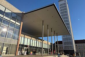 Eine Kongresshalle von außen. In der Halle findet die Konferenz statt.