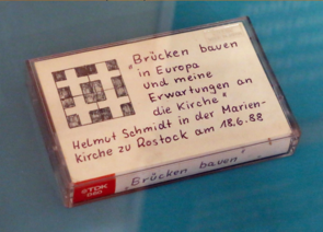 Ausstellungsstück: eine Kassette mit einer Rede von Helmut Schmidt.
