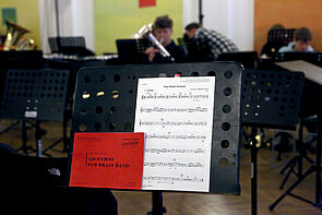 Ein Blick ins Heft mit den Titeln und Noten.