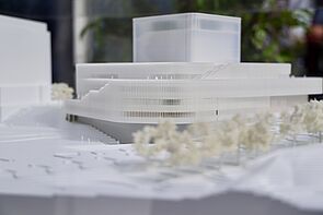 Ein Modell des neuen Volkstheaters. Ganz in weiß, präsentiert beim Baustart am 29. April 2024.