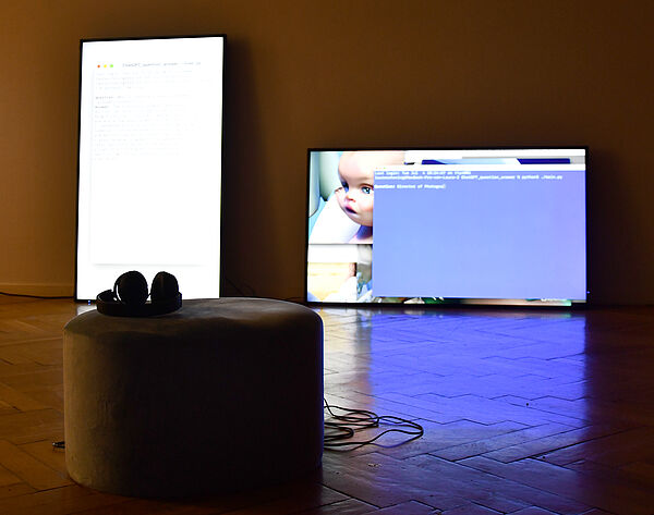 Zwei Bildschirme lehnen an einer Wand. Davor steht ein Hocker mit Kopfhörern drauf.