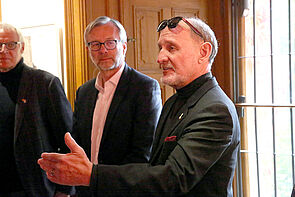 Ein Mann hält eine Rede im Museum.