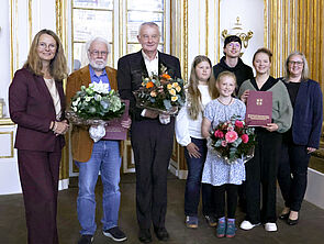Alle Preisträger stehen zusammen für das Abschlussfoto.