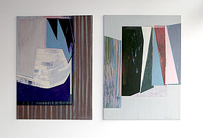 In einem Café hängen Bilder an der Wand.