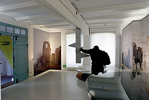 Ein Mann schaut sich die Ausstellung an.