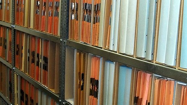 In einem Regal stehen Akten neben Akten.