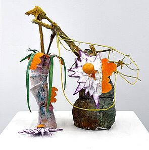 Eine Skulptur verkörpert einen Blumenstrauß in einer Vase.