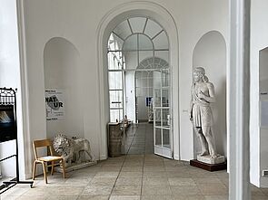 weißer Flur in einem Ausstellungsraum