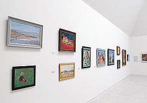 Gemälde hängen an der Wand des Kunstmuseums.