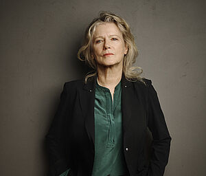 Porträtfoto der Schauspielerin Barbara Sukowa.