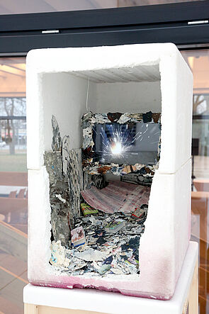 Blick auf ein Kunstwerk.