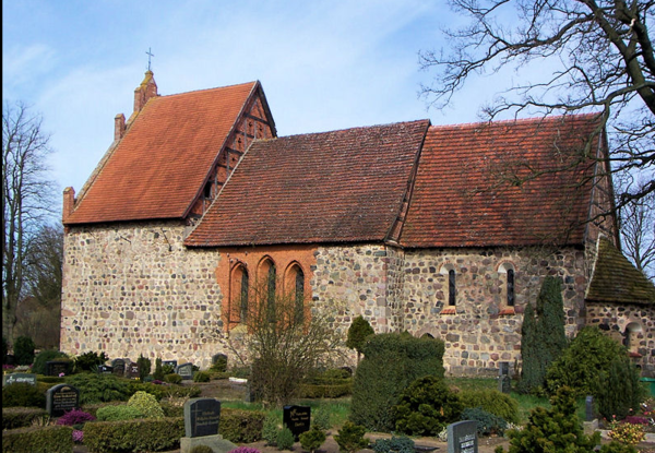 Außenansicht der Kirche in Frauenmark. Die Fassade besteht überwiegend aus Feldsteinen, die Einfassungen der Fenster und Türen aus Backstein.