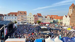 Tausende Menschen sind zur Feier gekommen.