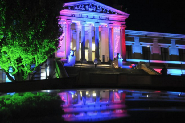 Ein Museum in der Nacht. Es wird bunt beleuchtet.