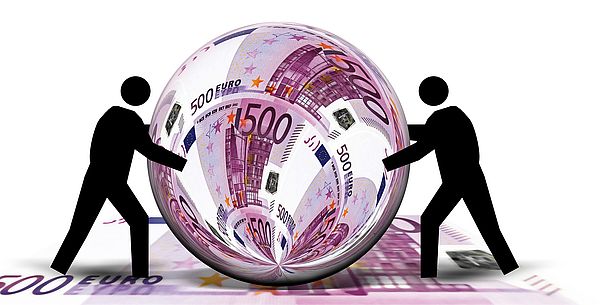 Zwei schwarze Figuren stehen auf einem 500 Euro Geldschein. Zwischen ihnen liegt eine mannshohe Glaskugel auf dem Boden. Darin spiegeln sich ebenfalls 500-Euro-Scheine. Die Figuren halten die Kugel von beiden Seiten fest.  